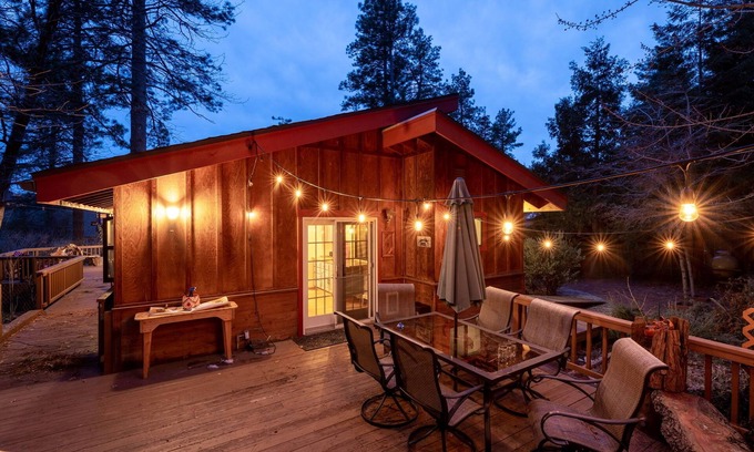 Idyllwild House | Cozy Cabin in Idyllwild with romantic Mountain Views—and a game room! Sleeps 10