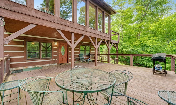 Sugar Mountain Cabin | Cozy cabin w/beautiful woodwork, sunroom and a private deck