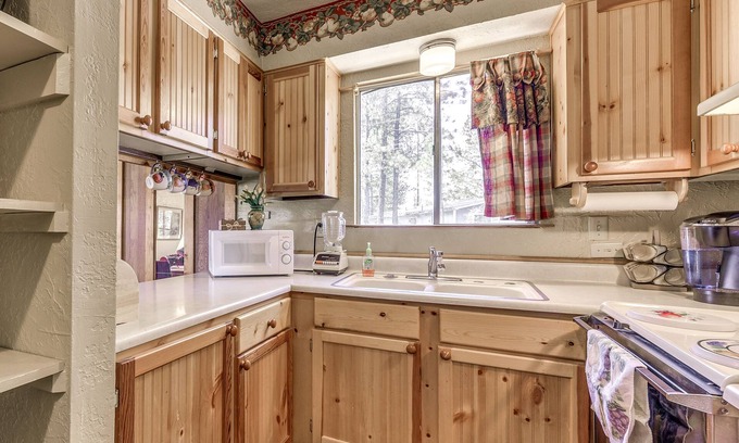 Ruidoso Cottage | Cozy Cabin w/Deck < 1 Mi to Midtown Ruidoso!