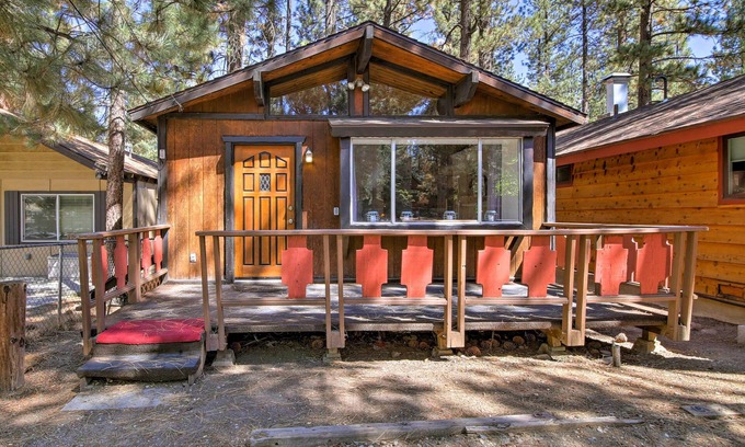 Big Bear City Cottage | Cozy Cabin w/Deck & Fireplace in Big Bear!