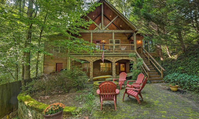 Clarkesville Cabin | Cozy Cabin w/Deck, Walk to Wildcat Creek & Dining