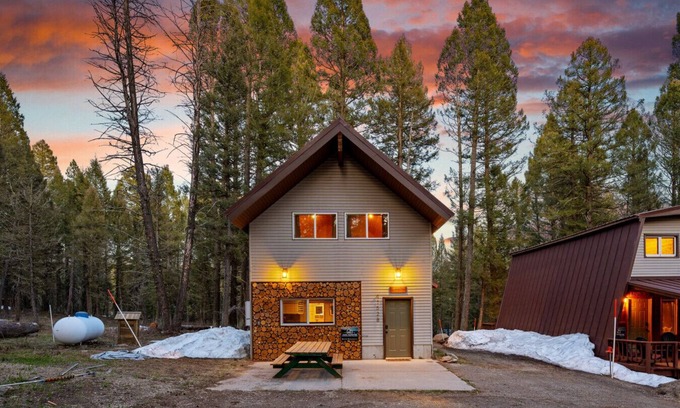 Island Park Apartment | Cozy Cabin w/Foosball + Fire Pit | 40 Mins to YNP