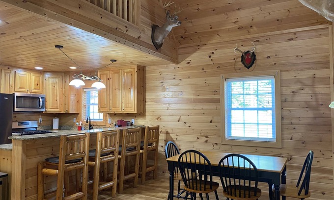 Oak Hill Park Cabin | Cozy cabin w/hot tub! Lake access w/walk to pier