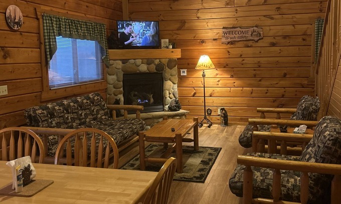Warrens Cabin | Cozy cabin with 2 Water Parks Three Bears & Yogi's. UTV, and Golf cart rentals!