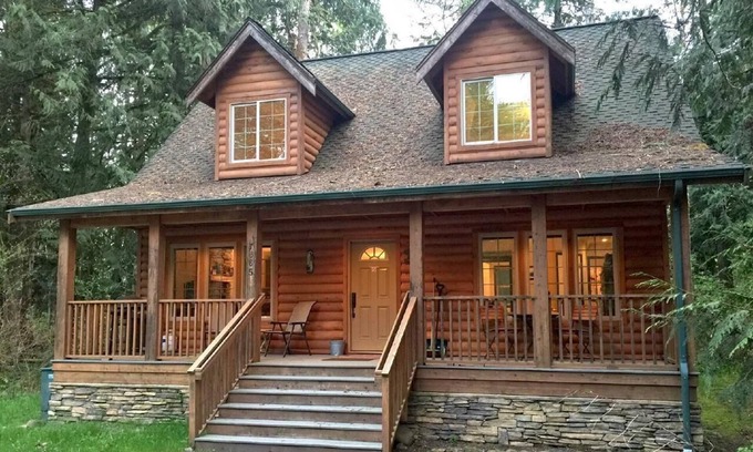Warnick House | Cozy Cabin with a Hot Tub and Pet Friendly