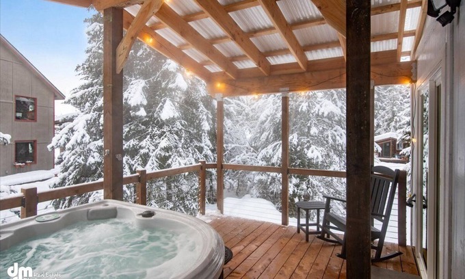 Alyeska Cabin | Cozy Cabin with a Hot Tub! Walk to the Ski Lifts.
