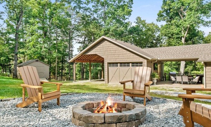 Rogers Cabin | Cozy cabin with hot tub, alfresco dining, & firepit - close to Beaver Lake