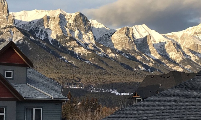 Canmore Condo | Cozy Canmore Condo for 7🍁Modern Rustic Mountain Escape⛰☀️Outdoor Pool & Hot Tubs☀️