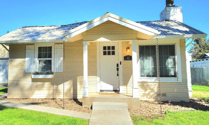Coeur d'Alene Cottage | Cozy CdA Cottage with hot tub! Walk to downtown and lake.