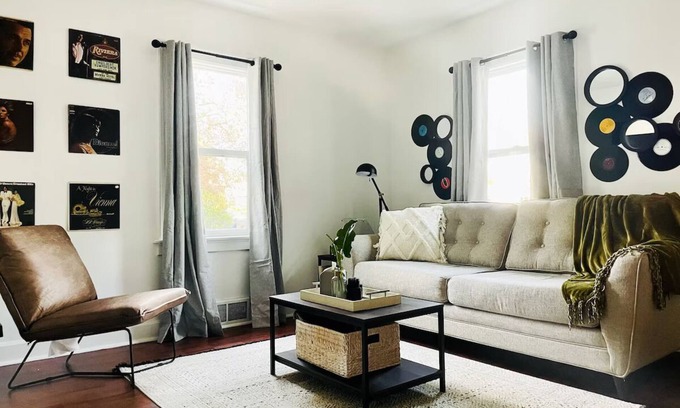 Evansville Apartment | Cozy & Centrally Located APT - KING BEDn