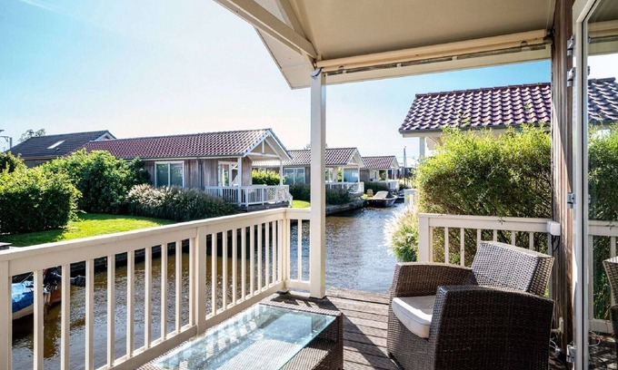 Akkrum Ski Chalet | Cozy chalet right on the water in Friesland
