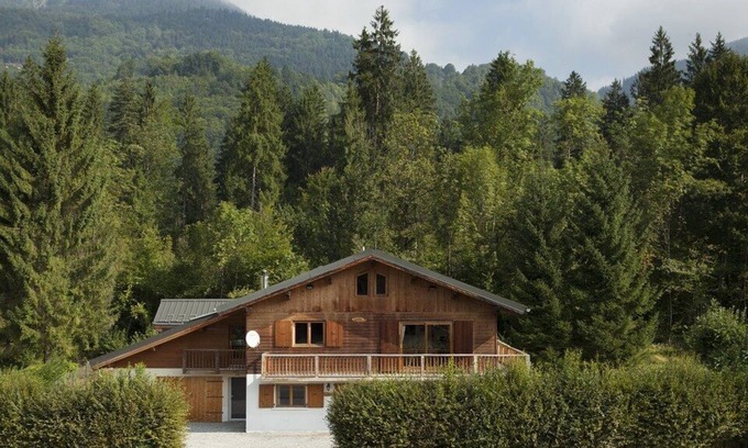 Verchaix Ski Chalet | Cozy chalet with outdoor hot tub. 5 min from the slopes.