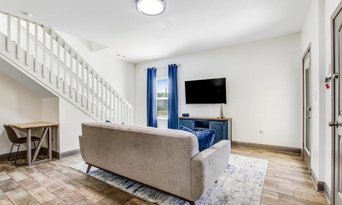 Thunderbolt House | Cozy Charmer in Town