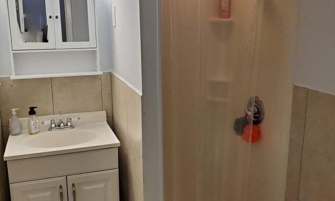Cedarhurst Cottage | Cozy, Charming and Private Guest House Near JFK, LIRR, NYC!
