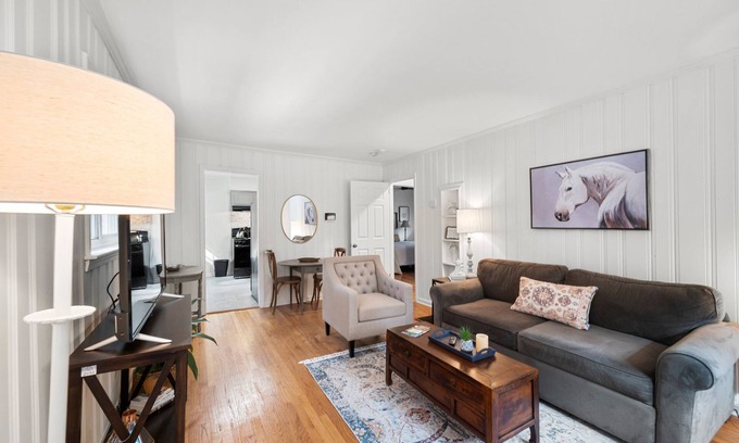 East Point Cottage | Cozy & Chic in South Atlanta/East Point ,Hi Speed WiFi for remote work
