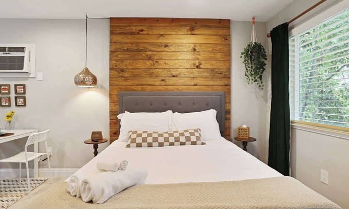 Central Sacramento House | Cozy Chic Studio in the heart of Sac+Pool access