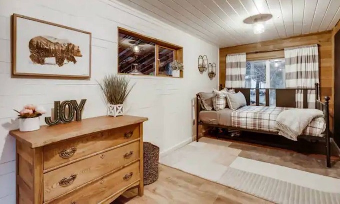 Baring Cabin | Cozy Christmas Cabin, surrounded by beautiful mountains.