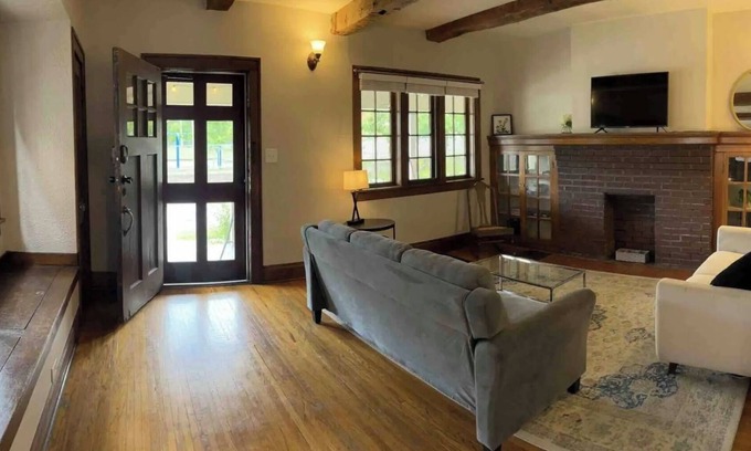 Clintonville House | Cozy Clintonville 3-Bed Mid-Century Townhome with Parking near OSU 1