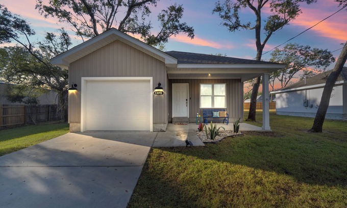 Ono Island House | Cozy & close to FL&AL beaches & Downtown! Owner managed~Large backyard~Stocked!