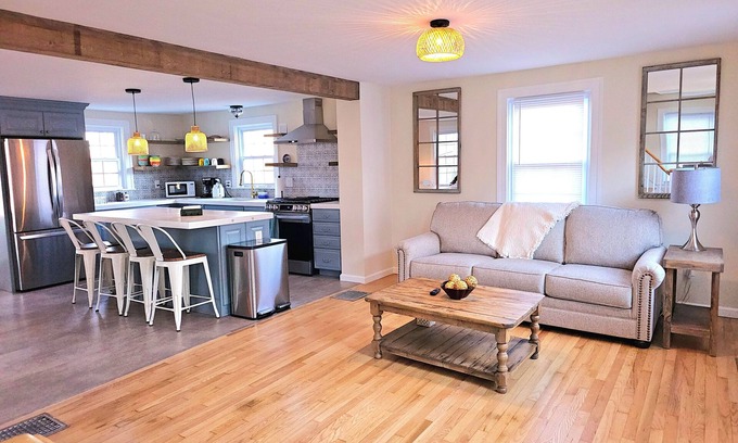 New London Apartment | Cozy Coastal Cottage New London