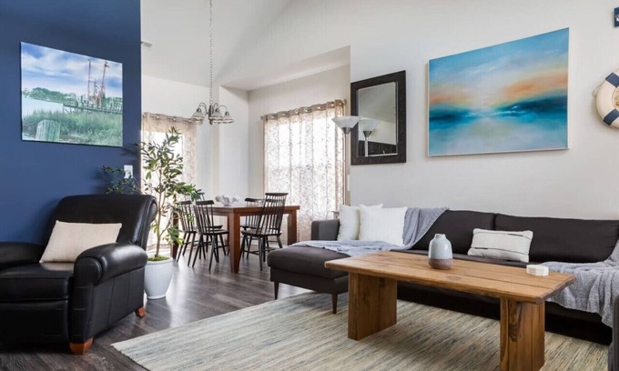 Southport House | Cozy Coastal Cottage - 3 BR/Fenced in Back Yard