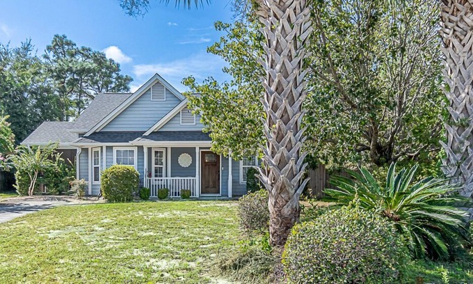 Myrtle Grove House | Cozy Coastal Cottage - Family Friendly, & minutes from the Beach!