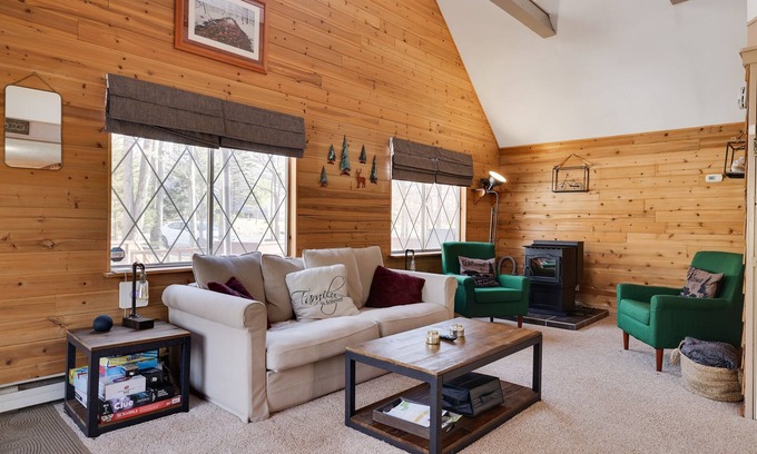 Pocono Lake Ski Chalet | Cozy Comfort, Pellet stove, Wi-Fi, TV, Deck, BBQ, Close to skiing, water parks