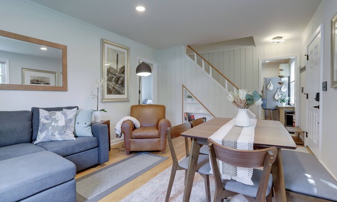 West Riverdale House | Cozy & Comfy Bright 3BR Home in the heart of Riverdale Park