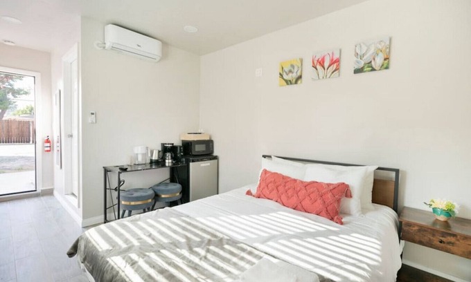 Azusa House | Cozy Compact Studio: Queen Bed, Fast Internet, Laundry, and a Serene Backyard