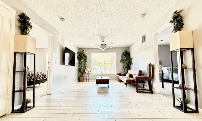 Tallahassee Condo | Cozy Condo 2x2 Spacious Suite in Tallahassee with fitness room, AC, WiFi & Pool