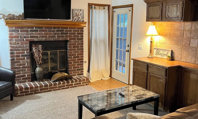 Shawnee Condo | Cozy condo close to everything in Kansas City! You’ll love KC for the holidays!
