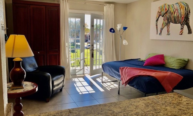 Orlando Condo | Cozy condo.Laundry, balcony, pool , pier, lake .Close to Disney ,UCF, Downtown .