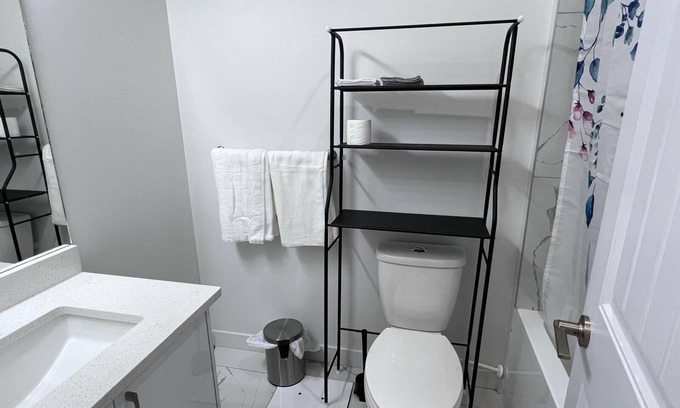 West Edmonton Apartment | Cozy & Cool One Bedroom in West Secord