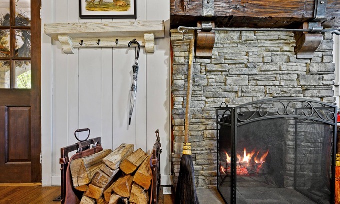 Gatlinburg Cottage | Cozy Cottage! 15 Min Walk to Strip! New Hot Tub!