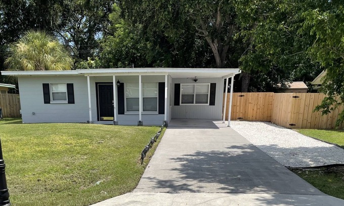 Gulf Gate Estates Cottage | Cozy cottage, 5 minutes from Siesta Key beach