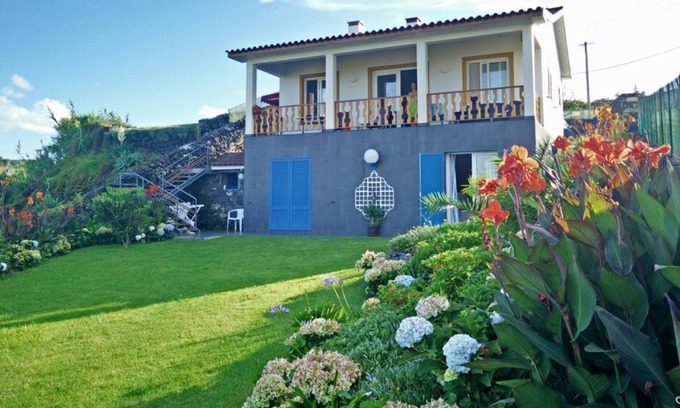 Capelas House | Cozy Cottage in front on Poços de São Vicente