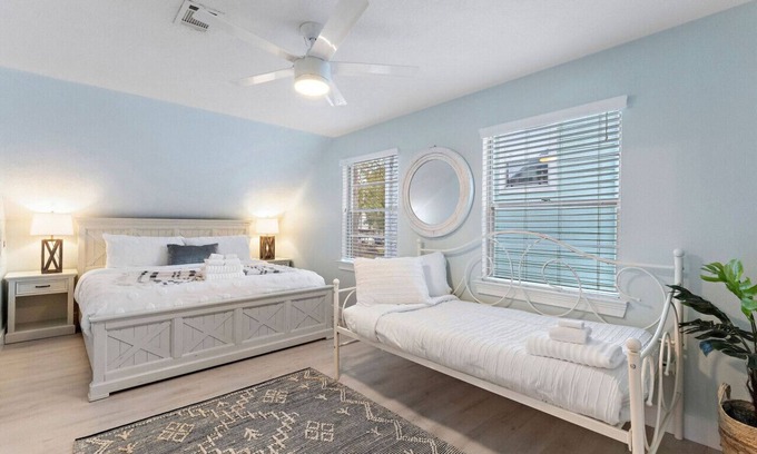 Clear Lake Shores Cottage | Cozy cottage in the heart of Kemah close to the boardwalk and bay