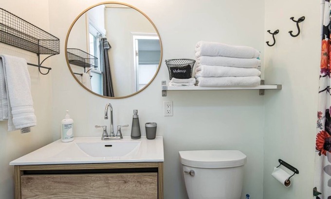 East Side Pioneers House | Cozy Cottage- Just minutes away from downtown
