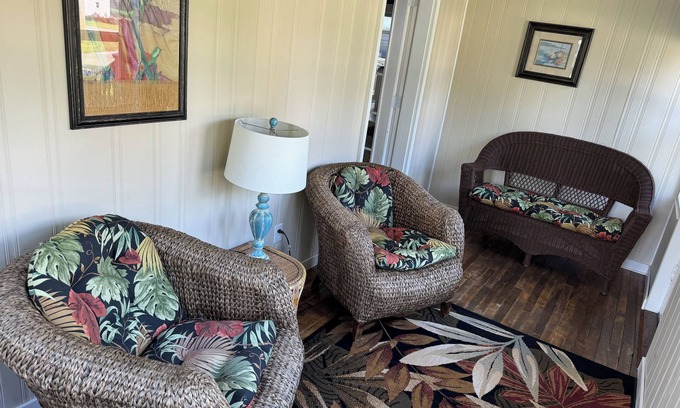 Tawas City Cottage | Cozy cottage located in downtown east tawas