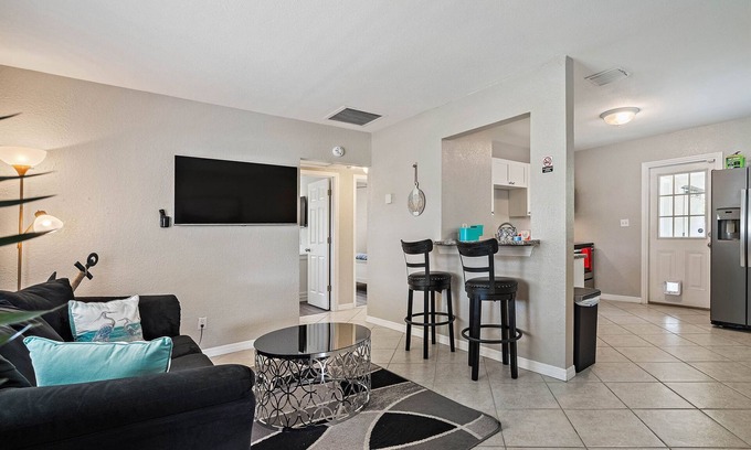 Disston Heights House | Cozy cottage near beach