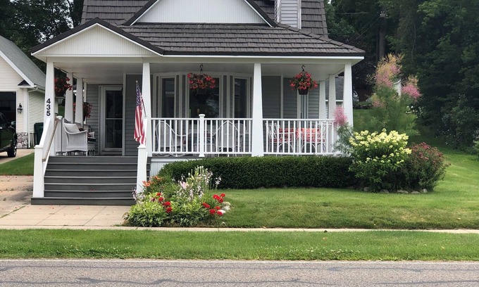 Boyne City Cottage | Cozy cottage on beautiful Lake Charlevoix