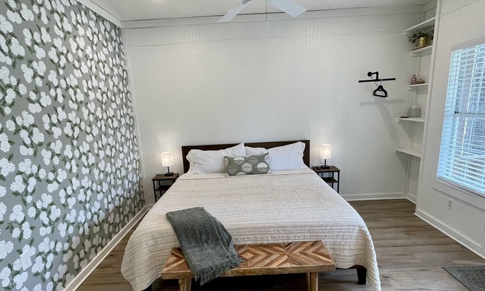 Weatherford Cottage | Cozy Cottage Right off I-20
