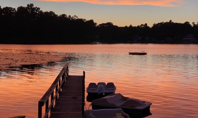 Cloverdale Cottage | Cozy cottage steps from the beach and lake!