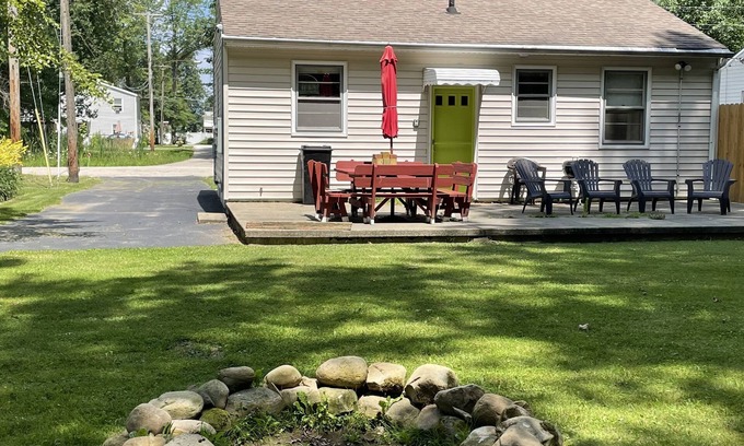 Geneva-on-the-Lake Cottage | Cozy Cottage w/Patio, Large Backyard, Close to Lake, Township Park & the Strip!