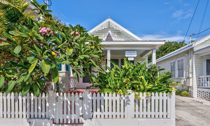 Old Town Cabin | Cozy Cottage with Private Hot Tub, Tranquil Garden & Parking - Dogs OK