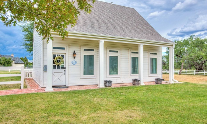 San Angelo House | Cozy Cottage with River Access