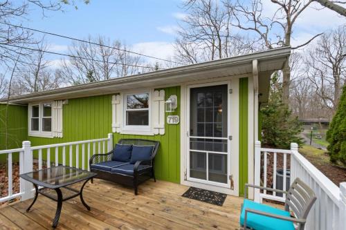 Saugatuck Villa | Cozy Cottages Green Cottage Hot tub-Town