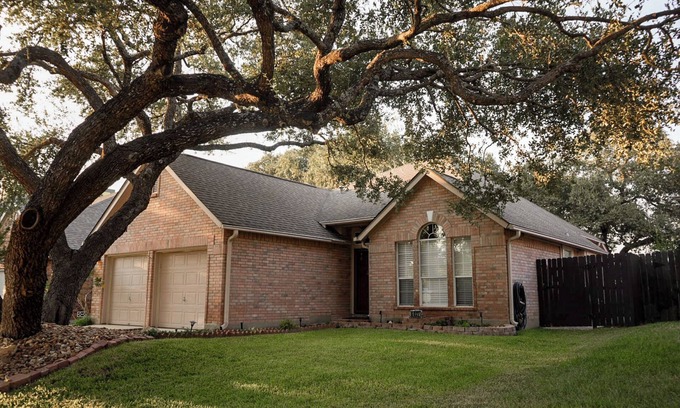 Wetmore House | Cozy Country Home @ Six Flags, La Cantera, Medical Center, RIM, and UTSA.