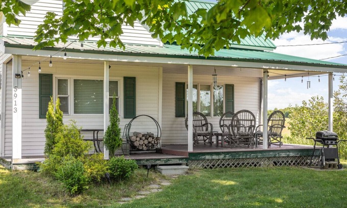 Cedar House | Cozy Countryside Farmhouse In Leelanau