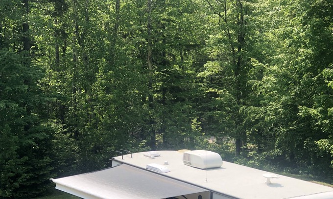 East Dalhousie House | Cozy Couples Glamping just a few minutes to the lake